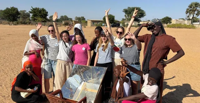 photo  six élèves du collège georges-desnos, à la ferté-bernard, ont construit un four solaire dans le village de n’dem au sénégal.  &copy;  valérie kerangall 