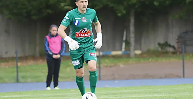 photo  le portier flérien, gaëtan boisroux, est souvent le premier relanceur de son équipe.  &copy;  archives serge ruer 