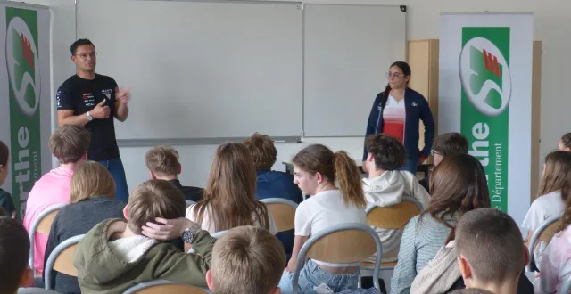 photo  lomano takasi et leïla heurtault au collège.  &copy;  le maine libre 