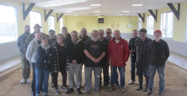 photo  ils viennent de casser leur jeu de boule. avec au centre, manches relevées, coco godin, président, et hugues vaulerin, maire, 2e à droite.  &copy;  ouest-france 