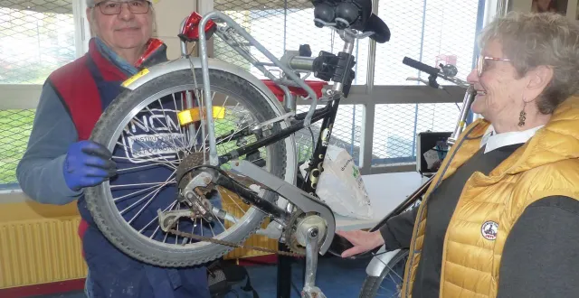 photo  dans le local de place au vélo, 6, boulevard olivier-couffon, joël lecuit aide une adhérente à réparer son vélo.  &copy;  ouest-france 