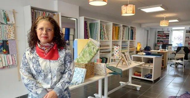 photo  erika neves, dans sa boutique miss kika, boulevard du ronceray, ne propose que des tissus de créateurs en matières naturelles, dont elle connaît toute l’histoire.  &copy;  ouest-france 