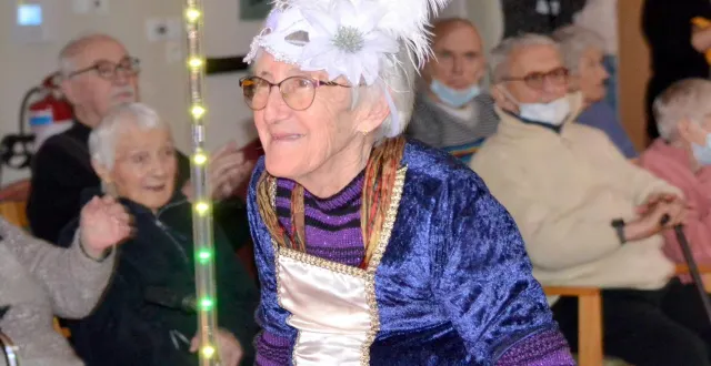 photo  les seniors n’ont pas boudé leur plaisir en défilant avec un costume vénitien devant famille et amis.  &copy;  le maine libre 