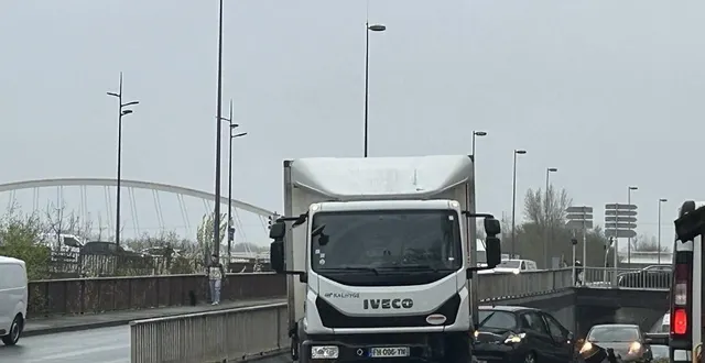 photo  un accident sur les voies sur berges à angers paralyse complètement la circulation ce vendredi 13 mars au matin.  &copy;  co 