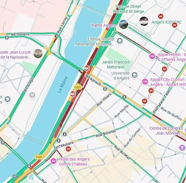 photo à 9 heures ce vendredi 13 mars, la circulation est bloquée sur les voies sur berges à angers après un accident entre un poids lourd et une voiture.  ©  capture d'écran google maps
