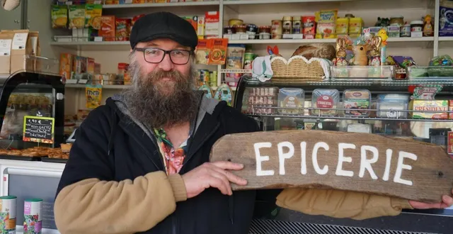 photo  guillaume vauthrin, avec son camion-épicerie « le chariot de l’ours », pour apporter un commerce de proximité dans les communes.  &copy;  ouest-france 