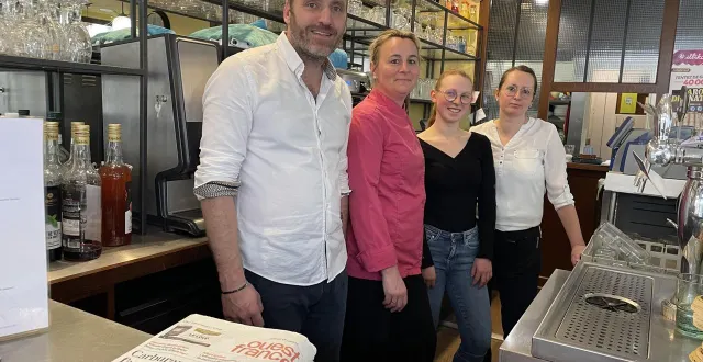 photo  de gauche à droite : david et emilie fernagu, ainsi que les serveuses justine et adeline. absent de la photo, charly, apprenti cuisinier.  &copy;  ouest-france 