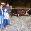 photo  alexandra et damien mary avec leur fille marceline, déjà très présente à la ferme. 