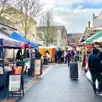 photo le samedi matin, le marché de chalonnes-sur-loire attire de nombreux badauds, séduits par l’offre commerciale et… la perspective d’une pause détente dans les nombreux bars ouverts.