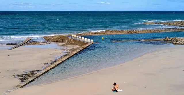 photo  la piscine d’eau de mer à granville est l’un des sites choisis pour la campagne de promotion de la manche.  &copy;  archives ouest france 