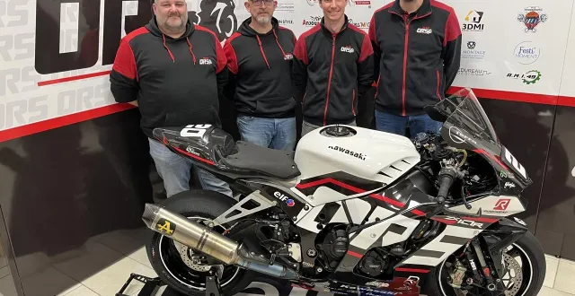 photo  philippe rousselot, frédéric sauvêtre, le boss thomas loiseau et maxime gourichon devant la moto.  &copy;  co 