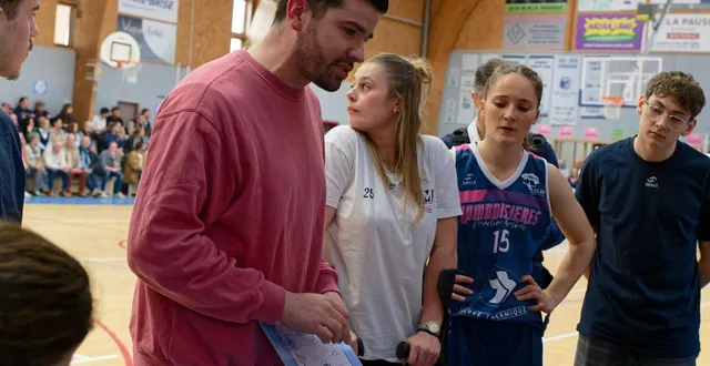 photo  thomas belaud et ses joueuses affrontent le stade français.  &copy;  françois maisonneuve 