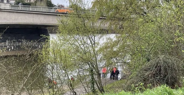 photo  ce vendredi 13 mars 2026, des équipes de pompiers et du samu ont porté secours à une femme qui était immergée dans la maine.  &copy;  ouest-france 