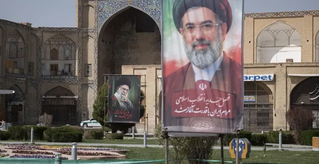 photo  des banderoles à l’effigie du nouveau guide suprême iranien, l’ayatollah mojtaba khamenei, et du défunt guide suprême, l’ayatollah ali khamenei, sur la place historique naqsh-e jahan à ispahan, en iran, le mercredi 11 mars 2026.  &copy;  morteza nikoubazl / nurphoto via afp 
