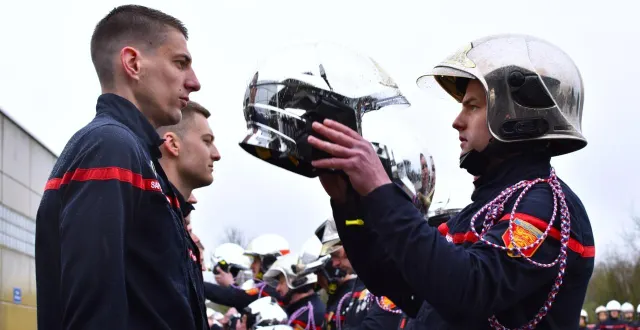 photo  les nouvelles recrues sapeurs-pompiers professionnels se sont vues remettre leur casque à l’issue d’un baptême de promotion, au centre de formation de vaudry (vire normandie), vendredi 13 mars 2026.  &copy;  ouest-france 