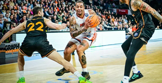 photo  travante williams et les basketteurs manceaux, ici lors de la réception des stambouliotes de galatasaray, n’ont plus qu’un obstacle à franchir pour accéder aux quarts de finale de la bcl champions league. l’afps 72 appelle au boycott du match.  &copy;  le maine libre - yvon loué 