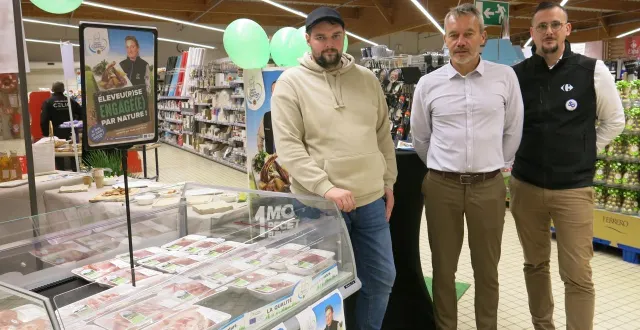photo  aidan roberts, éleveur ovin et membre du bureau deux-sévrien des ja, s’est entendu avec fredy mazoyer et maxime de smet, gérant et directeur du carrefour bressuire.  &copy;  co - nadège desquiens 