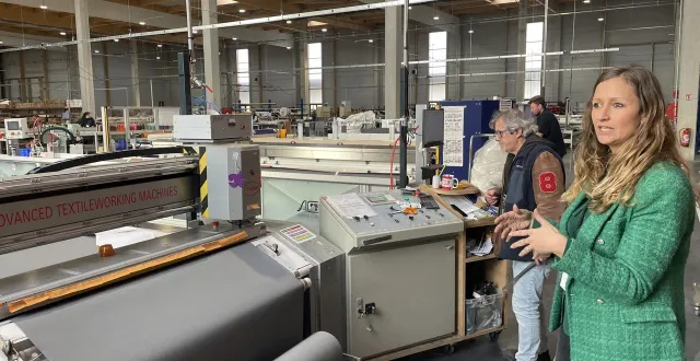 photo  déborah peyruck, pdg de socotex, à honfleur, a assuré elle-même la visite de la nouvelle usine, avant l’inauguration officielle, jeudi 12 mars 2026.  &copy;  ouest-france 