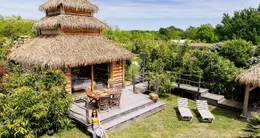 Info insolite  à 50 minutes de bordeaux, olivier clerc propose 26 hébergements insolites qui offrent un tour du monde aux clients sans bouger de la france. pour bali, il a par exemple imaginé une cabane indonésienne avec son spa privatif. 