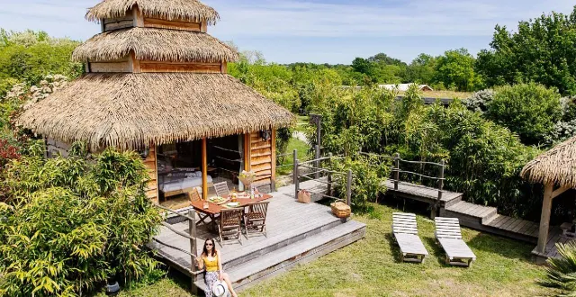 photo  à 50 minutes de bordeaux, olivier clerc propose 26 hébergements insolites qui offrent un tour du monde aux clients sans bouger de la france. pour bali, il a par exemple imaginé une cabane indonésienne avec son spa privatif.  &copy;  domaine ecotelia 