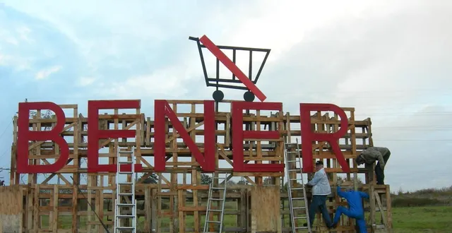 photo  installé par les opposants en surplomb du site qui devait accueillir la future zone commerciale ikea-leclerc, le grand panneau était visible de loin.  &copy;  archives ouest-france 