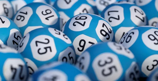 photo  cette photo prise le 9 avril 2018 montre les boules du loto sur le plateau de la « française des jeux » (fdj) à boulogne-billancourt.  &copy;  photo d’illustration : archives joel saget / afp 
