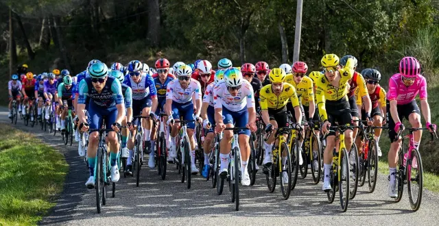 photo  le parcours de la septième étape de paris-nice a été modifié à cause de la neige.  &copy;  david pintens / afp 