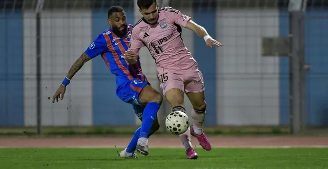 photo  à la vingtième minute de jeu, vendredi 13 mars 2026 au puy, yann m’vila tente de stopper clément rodrigues mais provoque un penalty qui coûtera cher au sm caen.  &copy;  maxppp 