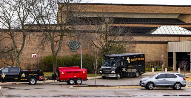 photo  des véhicules des forces de l’ordre sont aperçus vendredi 13 mars 2026 sur le parking de la de la synagogue de temple israel à west bloomfield (états-unis), au lendemain d’une fusillade.  &copy;  emily elconin / getty images via afp 