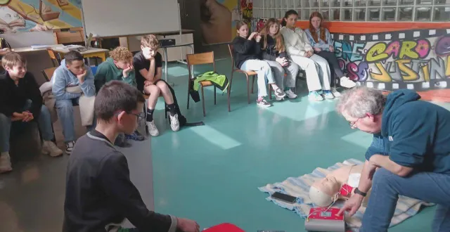 photo  l’un des six groupes d’élèves de 5e apprend à manipuler et à utiliser le défibrillateur.  &copy;  ouest-france 