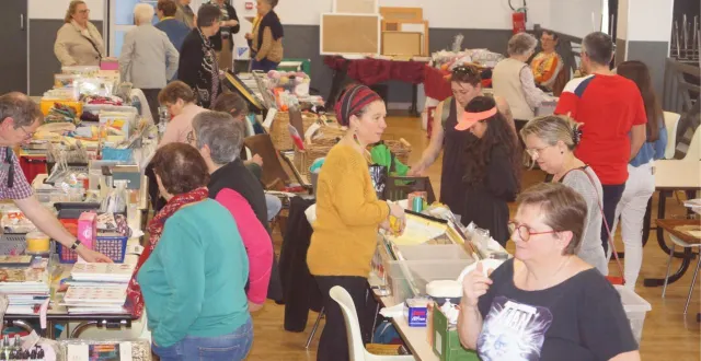 photo  les artistes en herbe se sont déplacés, dimanche, à la salle des fêtes pour venir faire leurs emplettes à la 2e bourse aux loisirs créatifs. organisée par l’association locale de la main à l’aiguille, plus de dix-neuf stands de couture, peinture, bijoux, modelage, étaient proposés au public. ouverte dès 9 h jusqu’en fin d’après-midi, cette édition a connu un franc succès.  &copy;  ouest-france 