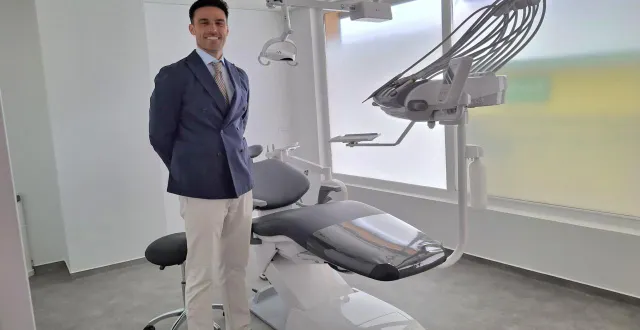 photo  antonio berral-guterrez dans son nouveau cabinet dentaire.  &copy;  ouest-france 