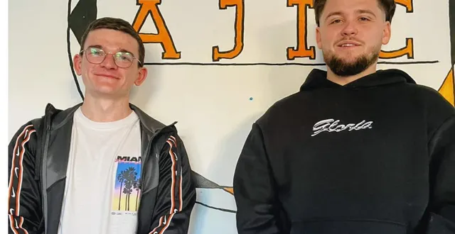 photo  lino, animateur de l’accueil de loisirs (à gauche), en compagnie de florian, l’animateur de l’ajic.  &copy;  ouest-france 