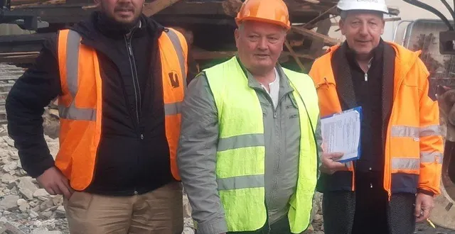 photo  régis berthelot, adjoint à l’urbanisme, entouré de kenjee lo van, conducteur des travaux de l’entreprise jugé (à gauche), et de michel le gall, maître d’œuvre et géomètre de la société ligéis (à droite), assurait sa dernière participation municipale à un chantier.  &copy;  ouest-france 