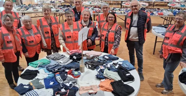 photo  les bénévoles autour du président christian godeau (au centre au second rang).  &copy;  ouest-france 