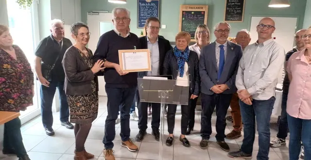 photo  jean-claude bizeray honoré pour ses 43 ans au service de sa commune  &copy;  ouest-france 