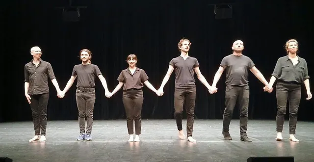 photo  le public a salué vivement les performances théâtrales et chorégraphiques, jeudi, à la salle athéna, des danseurs du spectacle je badine avec l’amour. il explore différentes situations qui brisent les clichés de la danse avec légèreté.  &copy;  ouest-france 