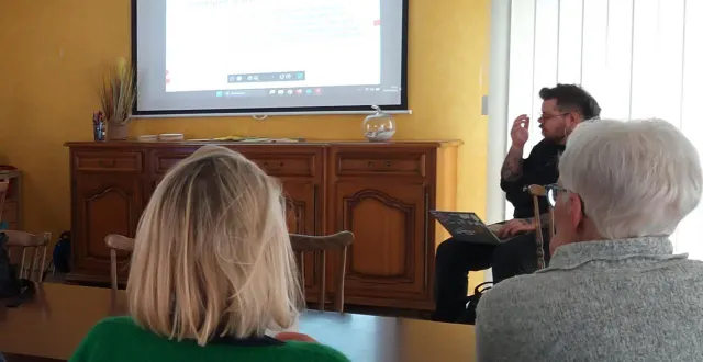 photo  ils étaient dix lors de la réunion d’information aux ateliers numériques, lundi, au ccas.  &copy;  ouest-france 