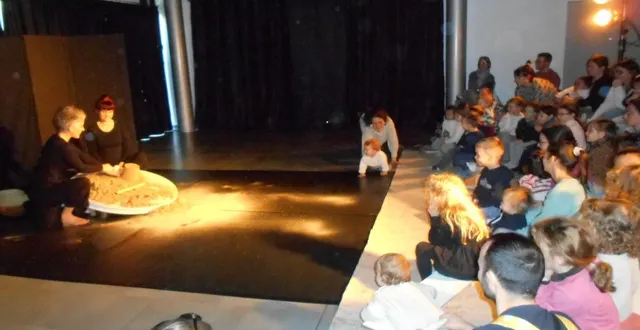 photo  le spectacle « grain de sable » s’adressait aux enfants de 1 à 3 ans.  &copy;  co 