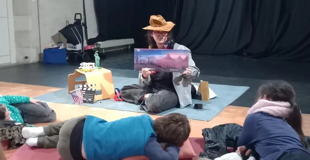 photo  alix oger, de la bibliothèque anglophone d’angers, pendant la children’s hour, qui s’est terminée par un grand périple en chanson de la californie à la côte est des états-unis.  &copy;  ouest-france 