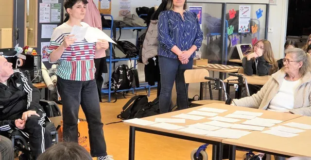 photo  élèves et personnes âgées ont partagé un bon moment de complicité créative et de convivialité avec l’autrice ariane hugues.  &copy;  le maine libre. 