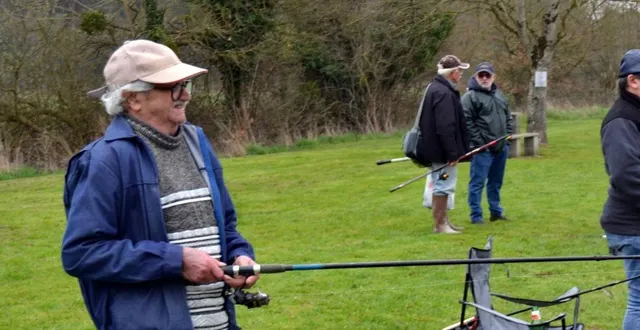 photo  un moment de détente à l’étang du bardeau.  &copy;  le maine libre 