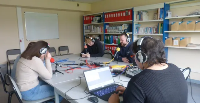 photo  les trois élèves dans le studio de la web radio.  &copy;  le maine libre 