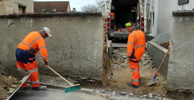 photo  jérôme et jonathan, des services techniques de mayet, ont procédé à l’ouverture du mur, jeudi dernier.  &copy;  le maine libre 