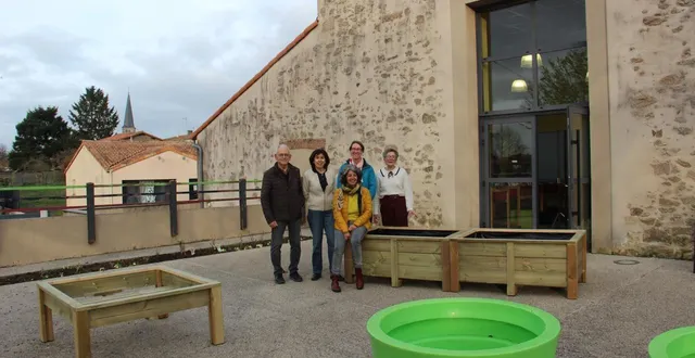 photo  créé sur la sortie latérale de la bibliothèque, un espace est en cours d’aménagement pour recevoir bancs et plantations.  &copy;  ouest-france 