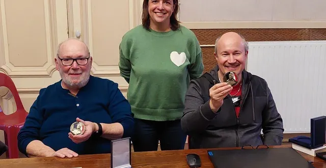 photo  lucy moreau (au centre) ra remis une médaille à paul vouhé (à gauche)et à olivier travel.  &copy;  co 