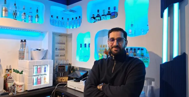 photo  jason salgado derrière le comptoir de son bar nyx  &copy;  le maine libre 