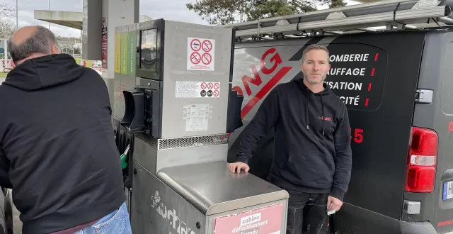 photo  plombier chauffagiste à la milesse, cyril n’est pas en mesure de limiter ses déplacements chez les clients, afin de réduire sa facture de carburant.  &copy;  le maine libre 