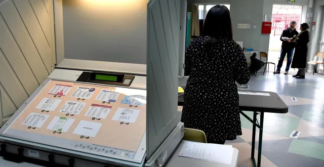 photo  comme une soixantaine de villes en france, le mans utilise des urnes électroniques.  &copy;  archives ouest-france 