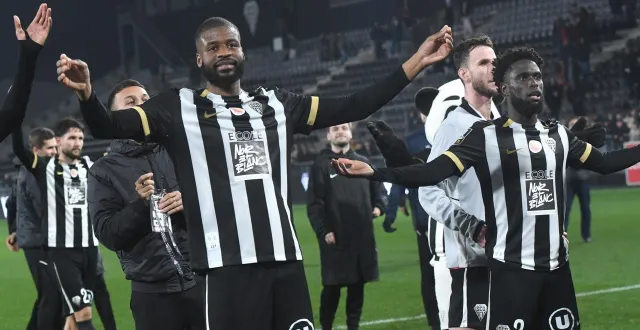 photo  victorieux à nantes samedi dernier, camara, arcus et les angevins retrouvent leur stade et leurs supporters, privés de la dernière à domicile face à lille.  &copy;  co - josselin clair 